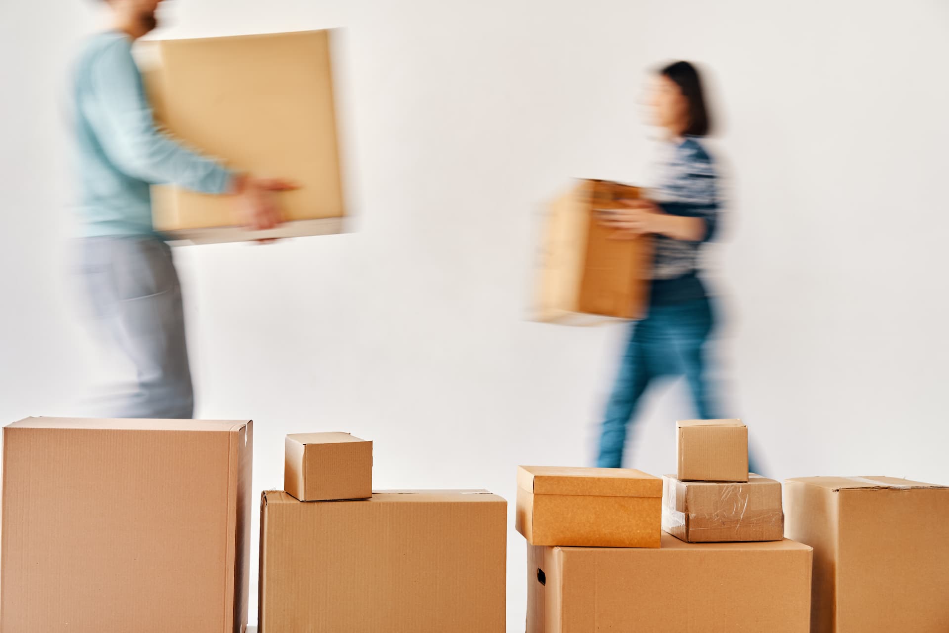 Deux personnes en train de déménager